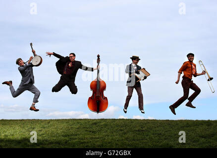 (l-r) T.J. Muller, sul banjo, Ted Harbot, al contrabbasso, Paul Archibald, Sul washboard, e Patrick Darley, sul trombone, durante una fotocellula al Carlton Hill a Edimburgo per promuovere il 36esimo Edinburgh Jazz and Blues Festival, che si svolge dal 18 al 27 luglio. Foto Stock