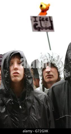 Gli appassionati di musica guardano i 22-20s dal vivo sull'altro palcoscenico durante il festival di Glastonbury, che si tiene presso la Worthy Farm di Pilton, Somerset. Foto Stock