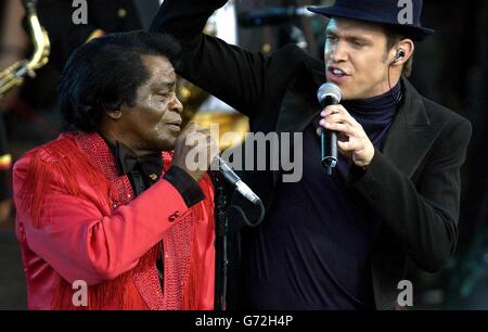 La leggenda dell'anima James Brown (a sinistra) si esibisce con Will Young dal vivo sul palco al concerto Olimpic Torch nel Mall, nel centro di Londra, un concerto gratuito organizzato da Visit London e dalla Greater London Authority per celebrare l'arrivo della torcia olimpica a Londra Foto Stock