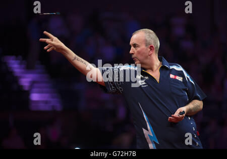 Phil 'The Power' Taylor in azione durante la sua partita finale contro Robert Thornton nel Betway Premier League Darts al Brighton Center a Brighton, East Sussex. Foto Stock