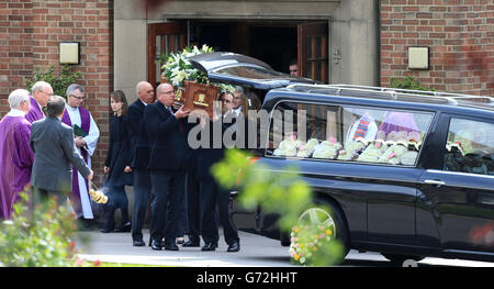 La bara di Ann Maguire lascia la Chiesa Cattolica del cuore Immacolato di Maria, nella zona di Moortown a nord di Leeds, dopo i suoi funerali. Foto Stock