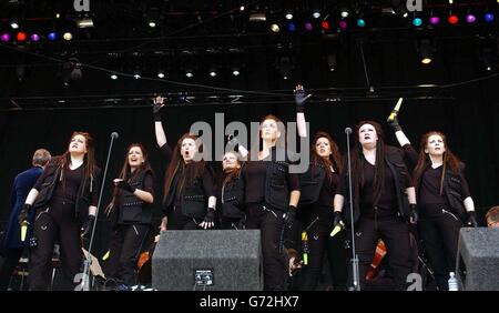 L'Opera Nazionale Inglese (ENO) esegue la Ride of the Valkyries di Wagner sul palcoscenico della Piramide durante il Festival di Glastonbury, tenuto presso la Worthy Farm di Pillton, Somerset. Foto Stock