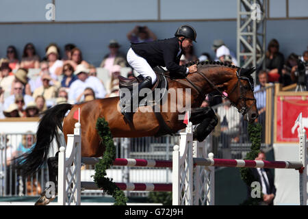 Il Gran Bretagna Nick Skelton Riding Big Star compete nel Gran Premio di Alltech per il Trofeo Kingdom of Bahrain durante il Royal Windsor Horse Show al Castello di Windsor, Londra. Foto Stock