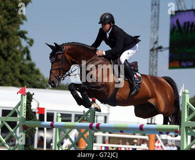 Il Gran Bretagna Nick Skelton Riding Big Star compete nel Gran Premio di Alltech per il Trofeo Kingdom of Bahrain durante il Royal Windsor Horse Show al Castello di Windsor, Londra. Foto Stock