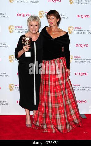 Julie Walters ha ricevuto il premio Academy Fellowship Award, insieme alla presentatrice Celia Imrie (a destra) all'Arqiva British Academy Television Awards 2014 al Theatre Royal, Drury Lane, Londra. Foto Stock