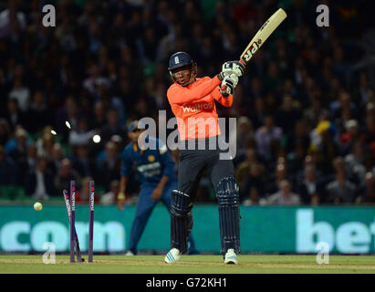 Cricket - NatWest International T20 - Inghilterra / Sri Lanka - Kia Oval. Chris Jordan, Inghilterra, è stato colpito dal Lasith Malinga dello Sri Lanka (non raffigurato) durante il T20 Internazionale al Kia Oval, Londra. Foto Stock