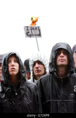 Gli appassionati di musica guardano i 22-20s dal vivo sull'altro palcoscenico durante il festival di Glastonbury, che si tiene presso la Worthy Farm di Pilton, Somerset. Foto Stock