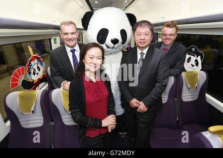 (Da sinistra a destra) Keith Greenfield, Chief Executive di Heathrow Express, Sig.ra li li, Vice Direttore dell'Ufficio Affari Esteri di Chenqdu MuMunicipal, Sig. Xiaowei Xiang, Ministro Consigliere per la Sezione Culturale dell'Ambasciata Cinese nel Regno Unito, E Paul Rogers, Marketing Manager per Asia Pacifico e Africa presso British Airways, viaggia con un attore vestito da panda a bordo del Chengdu72 Express, per lanciare la Chengdu Week all'Heathrow Express di Londra. Foto Stock