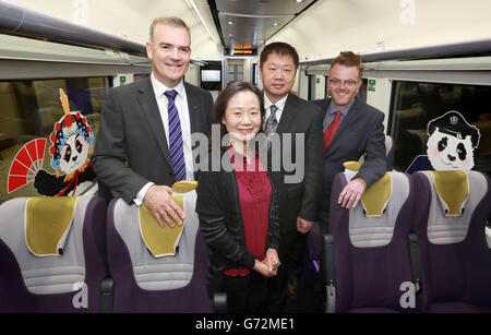 (Da sinistra a destra) Keith Greenfield, Chief Executive di Heathrow Express, Sig.ra li li, Vice Direttore dell'Ufficio Affari Esteri di Chenqdu MuMunicipal, Sig. Xiaowei Xiang, Ministro Consigliere per la Sezione Culturale dell'Ambasciata Cinese nel Regno Unito, E Paul Rogers, Marketing Manager per Asia Pacifico e Africa presso British Airways, viaggia con un attore vestito da panda a bordo del Chengdu72 Express, per lanciare la Chengdu Week all'Heathrow Express di Londra. Foto Stock