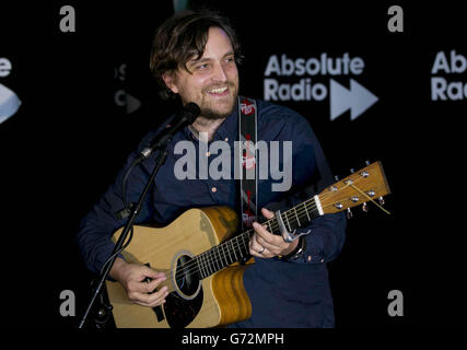 James Walsh esegue un concerto segreto presso Absolute radio di Londra, sponsorizzato da StubHub, il mercato dei biglietti. Foto Stock