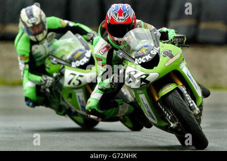 Scott Smart sul Kawasaki guida il compagno di Kawasaki John McGuinness al tornante di Taylors per vincere la prima di due gare durante il British Superbike Championship al Knockhill Race Circuit, Fife, Scozia. Foto Stock