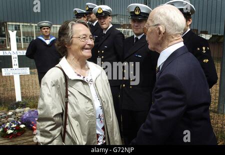 Vigdis Hafto, il figlio più giovane del capitano Erling Hafto, il proprietario di Bamse con Reidar Pedersen (che era sul minesweeper Thorodd), durante la cerimonia a Montrose, Scozia, per commemorare il 60° anniversario della morte di 'bamse' il cane da mare. 'Bamse' divenne un simbolo di libertà per le forze norvegesi durante la seconda guerra mondiale. Foto Stock