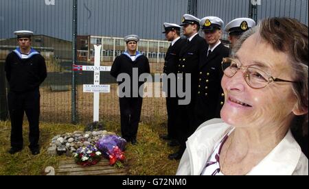 Vigdis Hafto, il figlio più giovane del capitano Erling Hafto, il proprietario di Bamse con Reidar Pedersen (che era sul minesweeper Thorodd), durante la cerimonia a Montrose, Scozia, per commemorare il 60° anniversario della morte di 'bamse' il cane da mare. 'Bamse' divenne un simbolo di libertà per le forze norvegesi durante la seconda guerra mondiale. Foto Stock