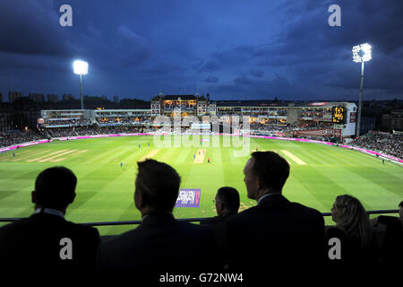 Cricket - NatWest International T20 - Inghilterra / Sri Lanka - Kia Oval. Vista generale del Kia Oval pieno sotto i riflettori mentre si svolge la partita Foto Stock