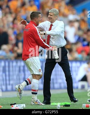 Calcio - fa Cup - finale - Arsenal / Hull City - Stadio di Wembley. Lukas Podolski dell'Arsenal festeggia con il manager Arsene Wenger dopo il fischio finale Foto Stock