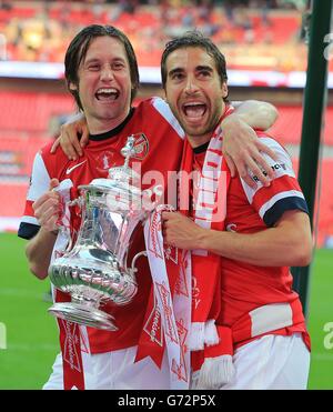 Tomas ROSICKY di Arsenal (a sinistra) e il compagno di squadra Mathieu Flamini festeggiano con il trofeo dopo la partita Foto Stock