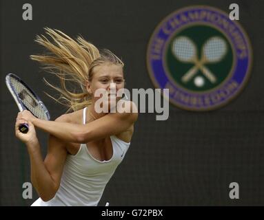 Maria Sharapova dalla Russia in azione contro Amy Frazier dagli USA al Lawn Tennis Championships di Wimbledon, Londra. Sharapova ha vinto in serie 6:4/7:5. SOLO PER USO EDITORIALE, SENZA USO DI TELEFONO CELLULARE. Foto Stock