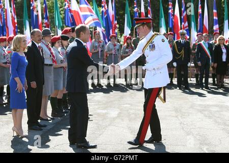 Il principe Harry incontra il primo ministro polacco Donald Tusk (a sinistra) il primo giorno del suo tour in Italia mentre partecipa a un servizio di commemorazione al cimitero di Monte Cassino. Foto Stock