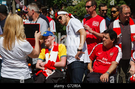 Calcio - fa Cup - sfilata dei vincitori dell'Arsenal. Jack Wilshere dell'Arsenal festeggia con i tifosi durante la sfilata dei vincitori della fa Cup presso il municipio di Islington, Londra. Foto Stock