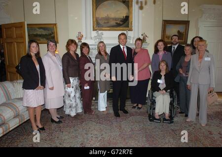 Il primo ministro Tony Blair (centro) è presente con un gruppo di infermieri presso un'accoglienza dei lavoratori del settore pubblico al numero 10 di Downing Street, Londra. Foto Stock