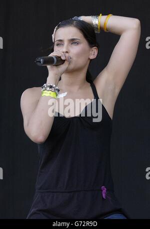 La cantante canadese Nelly Furtado si esibisce dal vivo durante il festival di Glastonbury, tenuto presso la Worthy Farm di Pilton, Somerset. Foto Stock