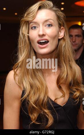 L'attrice Natascha McElhone arriva per la proiezione di celebrità dell'ultimo documentario di Michael Moore Fahrenheit 9/11, tenuto presso il Vue Cinema, Leicester Square, nel centro di Londra. Foto Stock