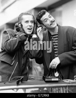 Il cantante principale di Frankie si reca a Hollywood, Holly Johnson (a sinistra) e il membro della band Paul Rutherford a Londra, dove hanno provato il lettore di compact disc firdt al mondo. Foto Stock