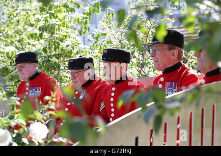 Cinque pensionati Chelsea godono di un momento tranquillo su una panchina in una piazza del giardino di Londra, progettato dal vincitore della medaglia d'oro Jo Thompson e sponsorizzato dallo sviluppatore London Square- per RHS Chelsea, durante la giornata stampa al RHS Chelsea Flower Show, presso il Royal Hospital di Chelsea, Londra. Foto Stock