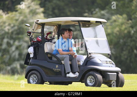 I relatori della TV ANT e Dic, Anthony McPartlin (a destra) e Declan Donnelly, a Close House Golf Club, Newcastle come prendono parte ad un giorno di golf di beneficenza per raccogliere soldi per l'unità di cuore dei bambini al Freeman Hospital, Newcastle. Foto Stock