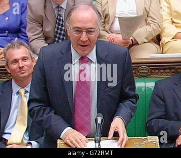 Il leader dell'opposizione Michael Howard parla alla Camera dei Comuni, Londra, durante le interrogazioni del primo Ministro. Foto Stock