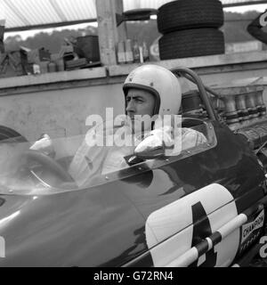 Il tre volte campione del mondo Jack Brabham, australiano, che è in programma di guidare un'auto Brabham-Repco alla riunione di gara automobilistica della Coppa d'Oro Internazionale 1968 al circuito di Oulton Park a Cheshire in agosto. Foto Stock