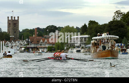 Canottaggio - Henley Royal Regatta. I vogatori, gli spettatori e un'oca canadese possono godersi l'azione sul Tamigi all'Henley Royal Regatta. Foto Stock