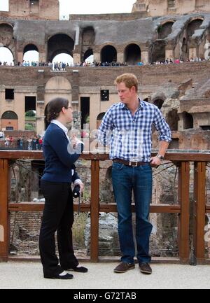 Il principe Harry fa una visita inaspettata al Colosseo l'ultimo giorno della sua visita reale a Roma Italia. Foto Stock