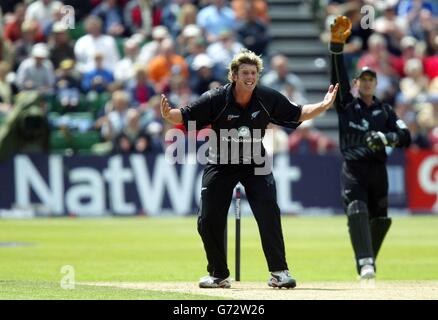 Ian Butler della Nuova Zelanda si appella con successo per un catturato e bowled contro le Indie occidentali Ricardo Powell nella NatWest Series un giorno internazionale a Sophia Gardens. Foto Stock