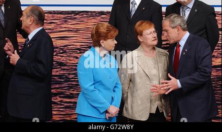 Il presidente americano George Bush (a destra) e il presidente francese Jacques Chirac (a sinistra) chiacchierano con gli altri leader mentre posavano per una 'fotografia di famiglia' durante l'ultimo giorno del vertice NATO a Istanbul. Foto Stock