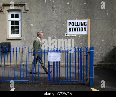 Nigel Farage, leader dell'UKIP, lascia la Cudham Church of England Primary School a Cudham, Kent, dopo aver votato le elezioni locali ed europee di oggi. Foto Stock