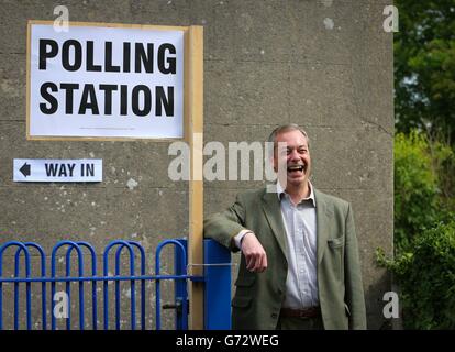 Il leader dell'UKIP Nigel Farage si pone per i fotografi mentre lascia la Cudham Church of England Primary School a Cudham, Kent, dopo aver votato alle elezioni locali ed europee di oggi. Foto Stock