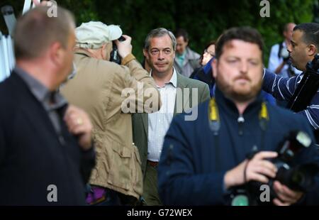 Nigel Farage, leader dell'UKIP, cammina attraverso i media riuniti, mentre lascia la Cudham Church of England Primary School a Cudham, Kent, dopo aver votato alle elezioni locali ed europee di oggi. Foto Stock