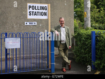 Il leader dell'UKIP Nigel Farage si pone per i fotografi mentre lascia la Cudham Church of England Primary School a Cudham, Kent, dopo aver votato alle elezioni locali ed europee di oggi. Foto Stock