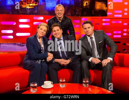 Ospite Graham Norton (centro, in piedi) con (seduto, da sinistra a destra) Dame Julie Andrews, Jonah Hill, e Channing Tatum durante la registrazione del Graham Norton Show, presso i London Studios, nel centro di Londra. Foto Stock