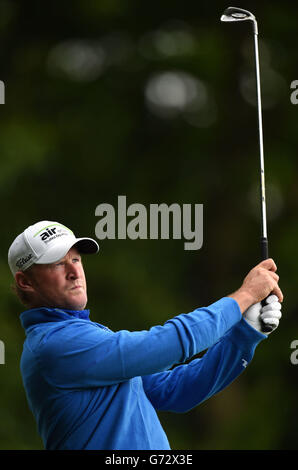 Wales' Jamie Donaldson durante il secondo giorno del campionato BMW PGA al Wentworth Club, Surrey. Foto Stock