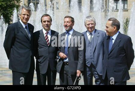 Il segretario britannico all'interno David Blunkett (al centro) si trova presso (da sinistra) il ministro francese dell'interno, della sicurezza interna e delle libertà locali Dominique, il ministro spagnolo dell'interno Jose Antonio Alonso su rez, il ministro tedesco dell'interno otto Schily e il ministro italiano dell'interno Giuseppe Pisanu nella piazza della città di Sheffield, prima di un incontro informale nella città per incrementare la cooperazione transfrontaliera. Il vertice informale di due giorni sta anche esaminando i metodi per monitorare il flusso di denaro che finirà per finanziare al Qaida e altri gruppi, e per affrontare l’uso di documenti falsi. Foto Stock