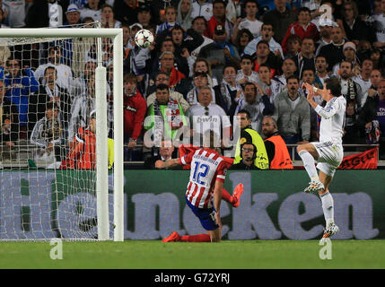 Gareth Bale del Real Madrid (a destra) segna il suo secondo gol al fianco durante la finale della UEFA Champions League all'Estadio da Luiz, Lisbona, Portogallo. Foto Stock