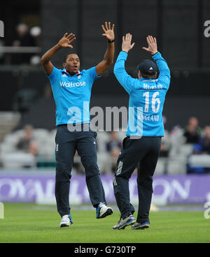 Chris Jordan in Inghilterra festeggia con Eoin Morgan (a destra) dopo aver preso il wicket di Angelo Matthews dello Sri Lanka durante la terza partita internazionale Royal London di un giorno all'Old Trafford Cricket Ground di Manchester. Foto Stock