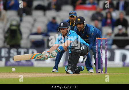 L'inglese Ian Bell gioca un colpo sweep contro lo Sri Lanka durante la terza partita Royal London One-Day International all'Old Trafford Cricket Ground, Manchester. Foto Stock