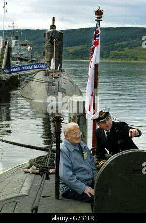 L'ex ufficiale della marina tedesca Max Quietsch, 81 anni, con il tenente Grant McBrattney durante il suo tour del sottomarino nucleare HMS Sovereign Hunter-killer della Royal Navy alla base navale di Faslane nel Clyde. Il viaggio, per il veterano della U-boat che è sfuggito alla morte quando la sua nave è stata soffiata fuori dall'acqua, è stato organizzato dal figlio Paul e dalla nuora Helen come una sorpresa speciale per il suo compleanno. Foto Stock