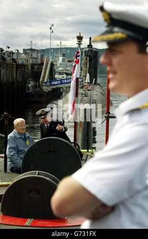 L'ex ufficiale della marina tedesca Max Quietsch, 81 anni, durante il suo tour del sottomarino nucleare HMS Sovereign Hunter-killer della Royal Navy alla base navale di Faslane nel Clyde. Il viaggio, per il veterano della U-boat che è sfuggito alla morte quando la sua nave è stata soffiata fuori dall'acqua, è stato organizzato dal figlio Paul e dalla nuora Helen come una sorpresa speciale per il suo compleanno. Foto Stock