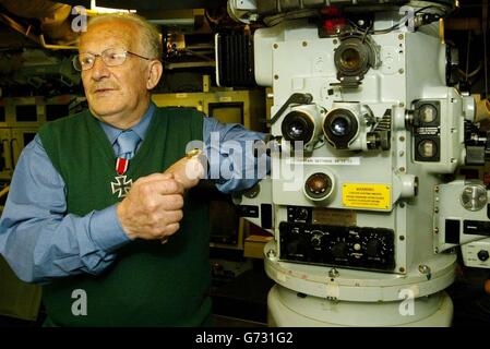 L'ex ufficiale della marina tedesca Max Quietsch, 81 anni, durante il suo tour del sottomarino nucleare HMS Sovereign Hunter-killer della Royal Navy alla base navale di Faslane nel Clyde. Il viaggio, per il veterano della U-boat che è sfuggito alla morte quando la sua nave è stata soffiata fuori dall'acqua, è stato organizzato dal figlio Paul e dalla nuora Helen come una sorpresa speciale per il suo compleanno. Foto Stock