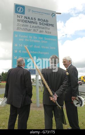 Ministro dei Trasporti, Seamus Brennan (Centro) con il Presidente della National Roads Authority Peter Malone (destra) e un uomo non identificato, in una cerimonia in cui ha girato il primo mod per l'inizio dei lavori di costruzione sul 230 millioni di Euro Naas Road ampliamento a Kill, Co. Kildare, Irlanda. Lo schema prevede l'ampliamento della superstrada N7 esistente a 3 corsie tra Rathcoole e il by-Pass di Naas, con una data di completamento prevista nella primavera del 2006. Lo schema è in due sezioni con la sezione Kildare che è lunga 8.75 km la sezione sud di Dublino 5.5km. Foto Stock