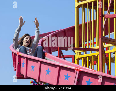 USO EDITORIALE SOLO presentatore televisivo e Camping and Caravanning Club Presidente Julia Bradbury, gode il sole al Scarborough Camping and Caravanning Club Site durante la 14 ° annuale National Camping and Caravanning Week. Foto Stock